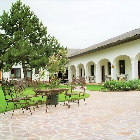 Arkadenhof Zur Puszta Graf Hotel Illmitz Exterior photo