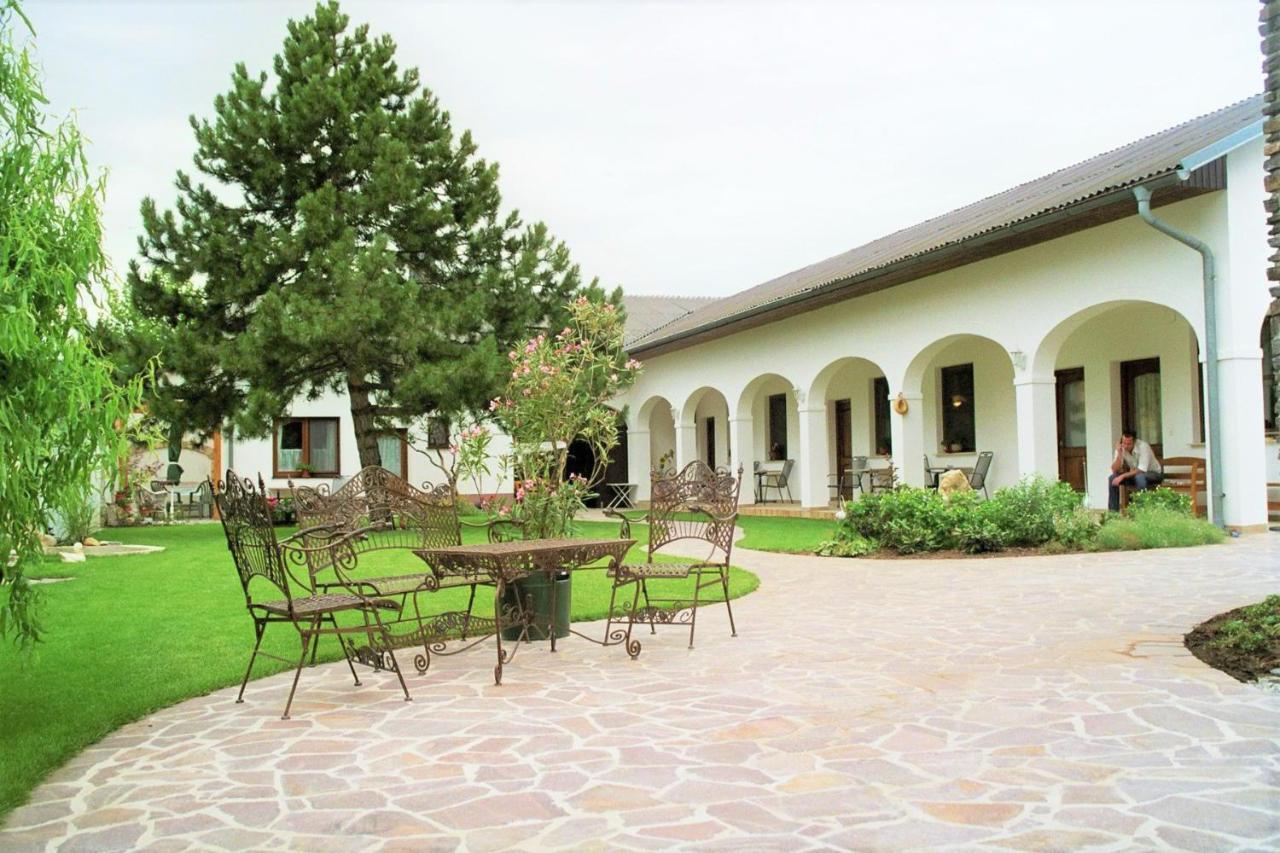Arkadenhof Zur Puszta Graf Hotel Illmitz Exterior photo